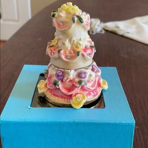 ✨✨BRAND NEW✨✨Cake ornament